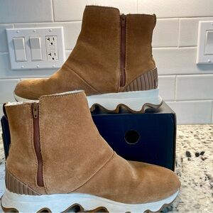Sorel Kinetic Short Tan Suede Boots with White Soles size 7.
